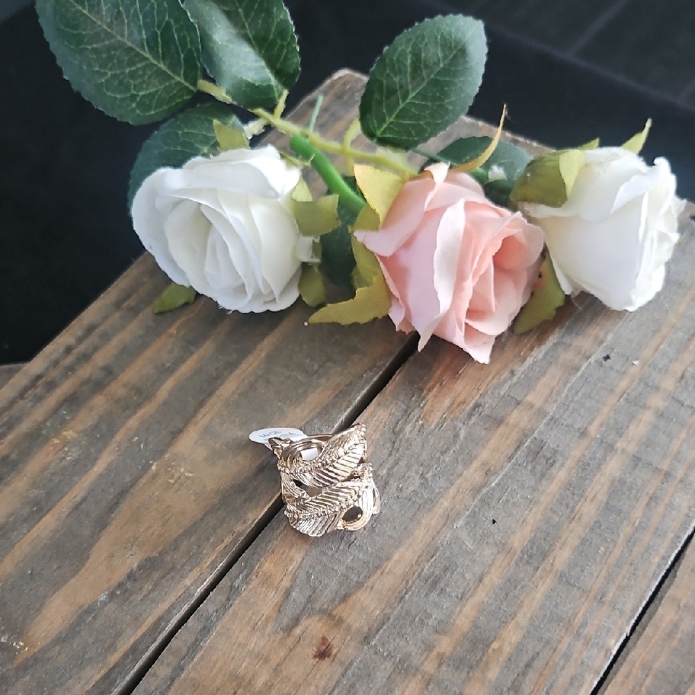 Elegant Gold Leaf Ring